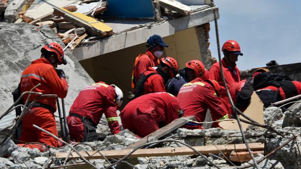 Rescatan a un anciano de ruinas del terremoto de Ecuador después de 15 días