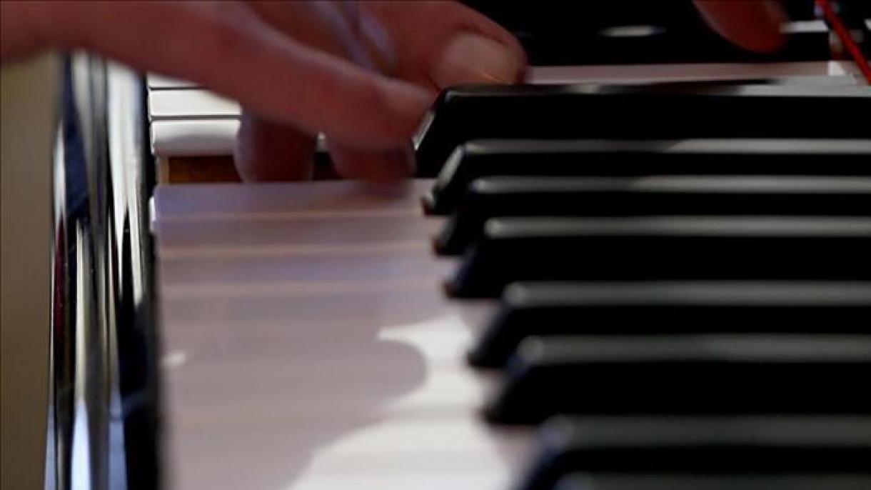 Türk pianoçu Deniz İrǝm Qur birinci olub