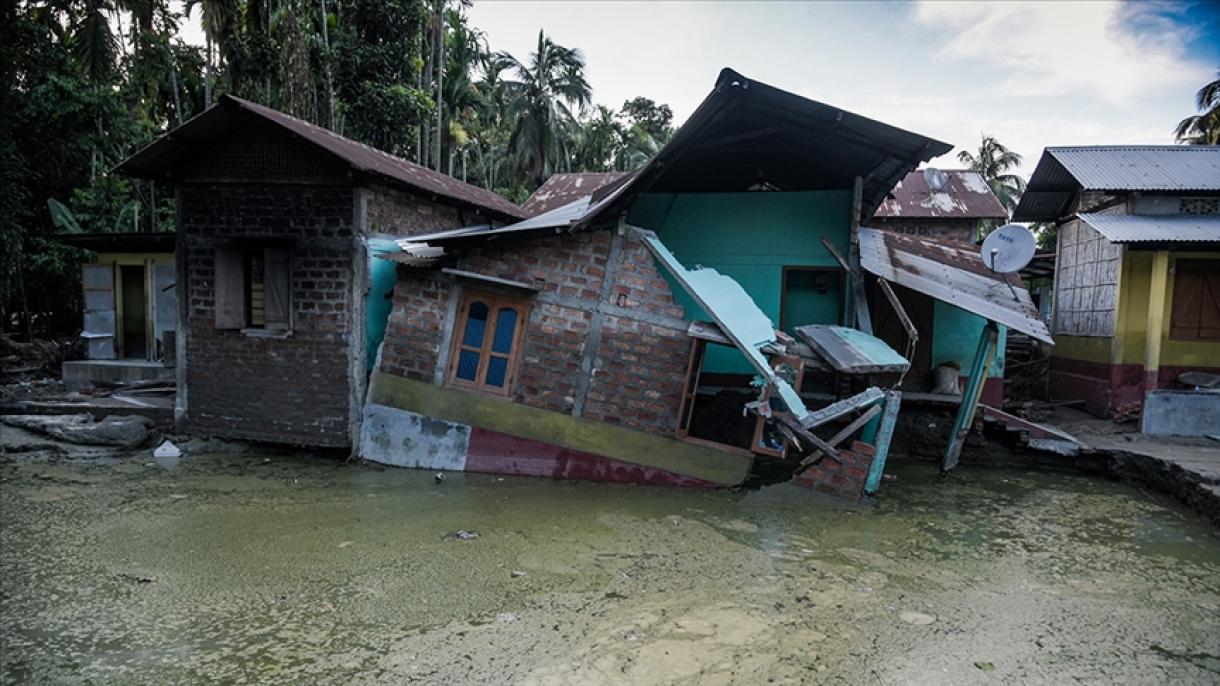 印度洪水和事故造成 102 人丧生
