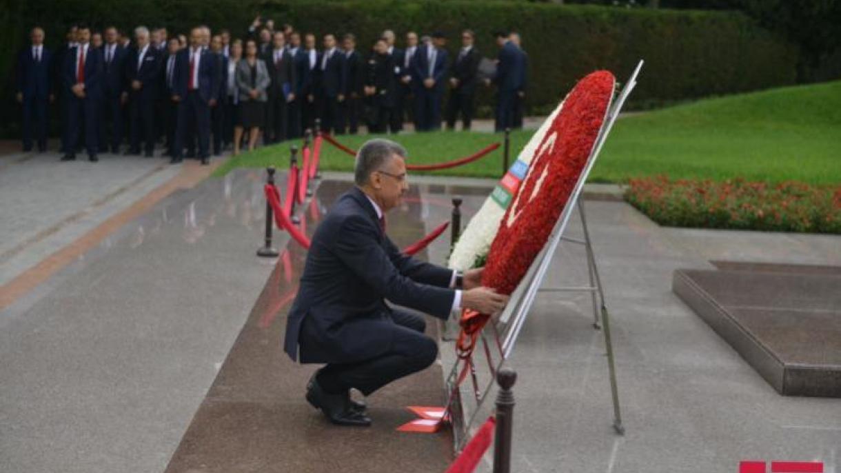 Prezident müavini Fuad Oqtay Bakıda Fəxri xiyabanı, Şəhidlər xiyabanını və Türk şəhidlikdə oldu