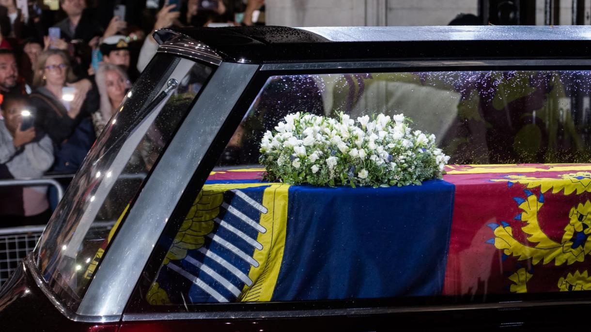 برطانیہ:آنجہانی ملکہ الزبتھ کا تابوت ایڈنبرا سے لندن منتقل کر دیا گیا