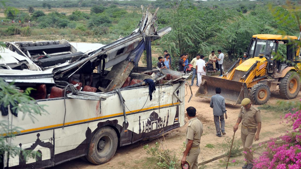 印度一辆大巴坠入沟渠  29死18伤