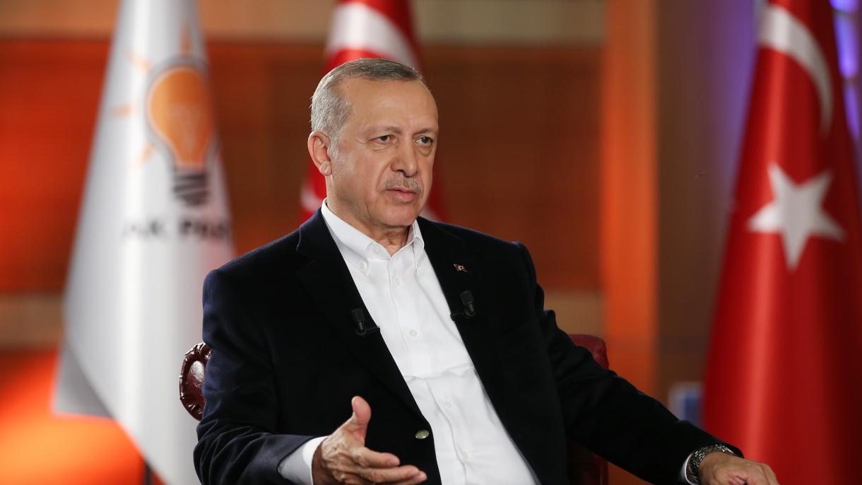 Ердоган участва в радиопредаване излъчвано от над 260 национални и регионални канали...