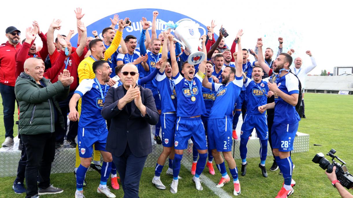 Kosova futbol_Priştine şampiyon.jpg