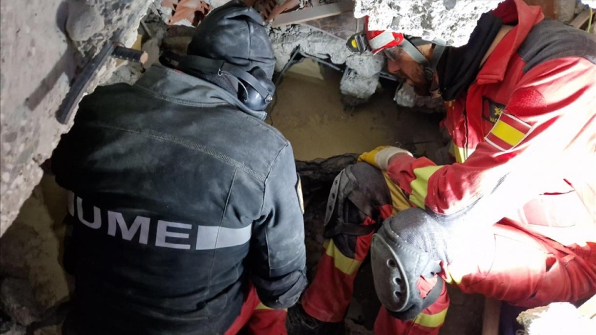 La UME española rescata a dos niños y a su madre de los escombros de un edificio en Gaziantep