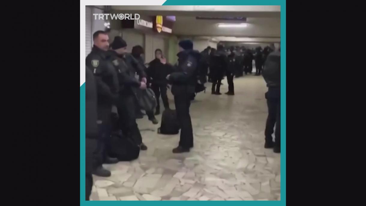乌克兰安全人员在哈尔科夫地铁站避难