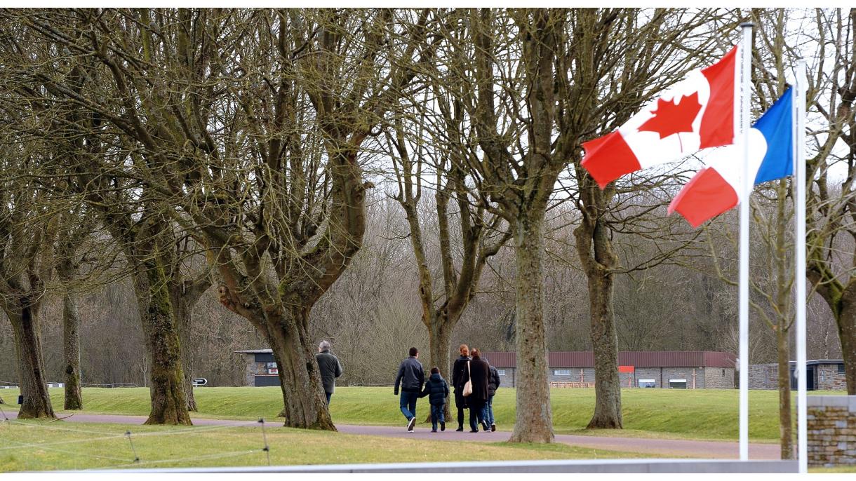 Pas impoli mais Français, plaide un serveur licencié pour agressivité au Canada