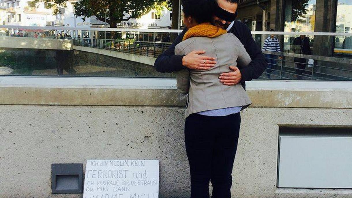 Protesta me përqafim nga i riu turk në Gjermani