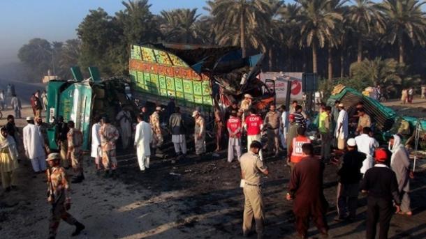19 halott egy pakisztáni balesetben