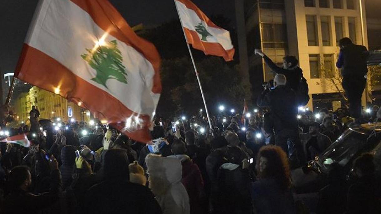 黎巴嫩数百个示威者抗议新政府