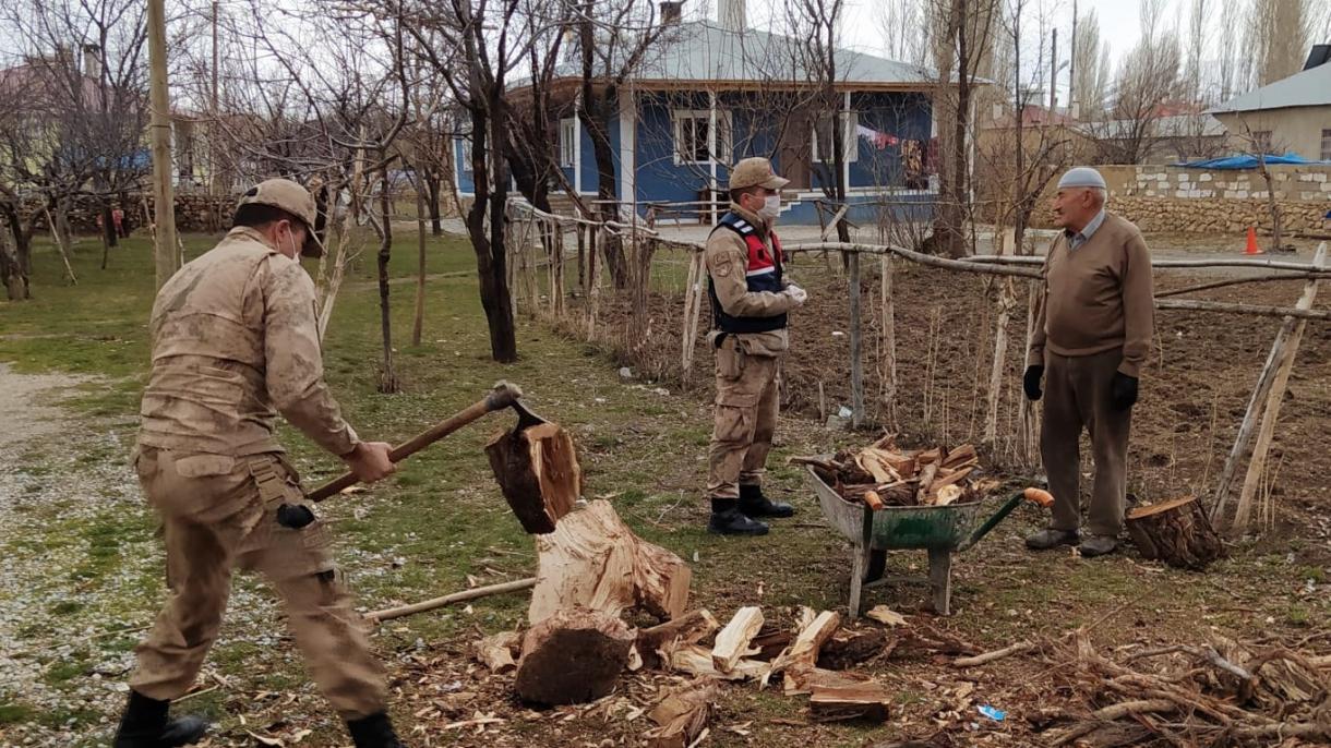 Humanost u doba korone: Turski vojnici starijim sugrađanima obavljaju kupovinu i cijepaju drva