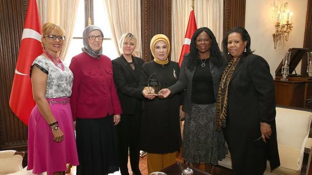 اعطای پلاکت به امینه اردوغان در واشنگتن