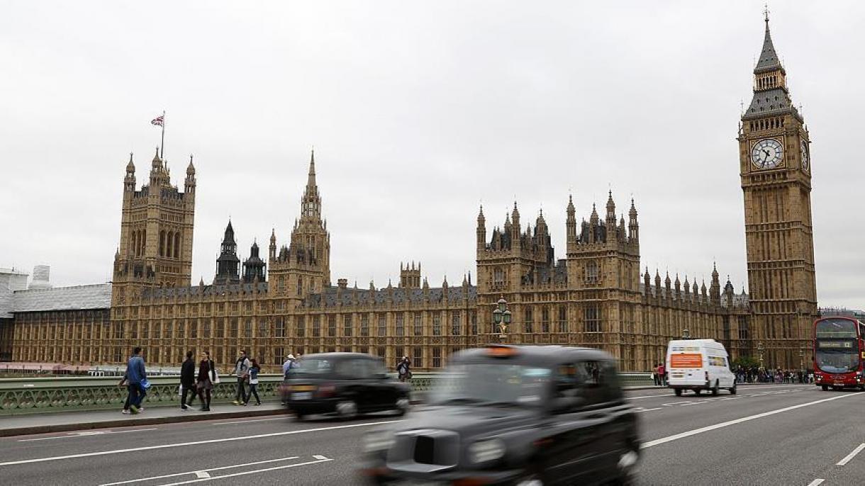 Londra, "attacco terroristico" in parlamento, 5 morti, 20 feriti