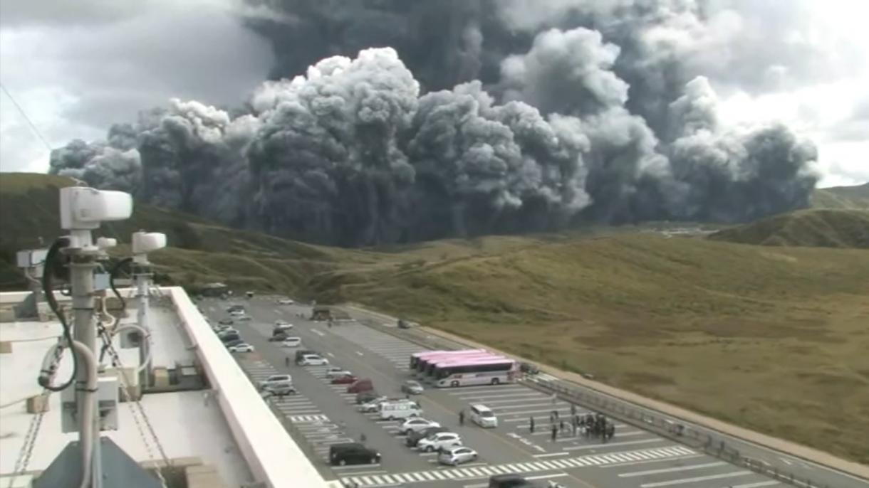Eruzione sul Monte Aso in Giappone