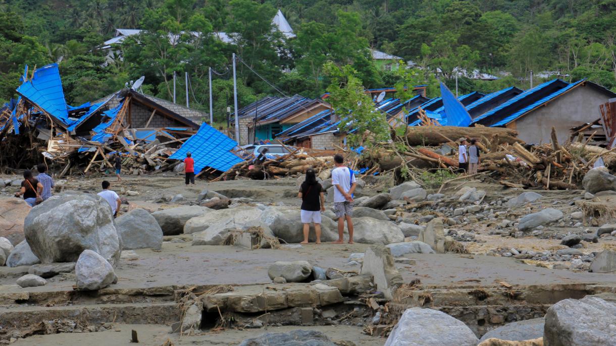 Indonesia, alluvioni: sale il bilancio, 84 morti