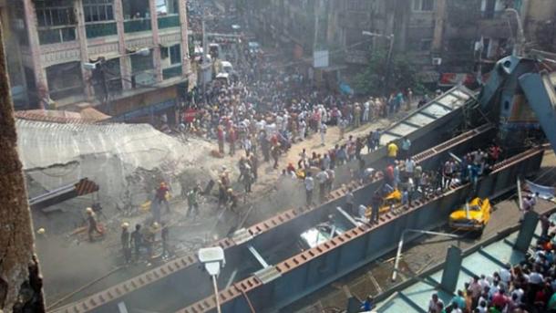 Pod prăbuşit în India: 10 morţi  şi 150 de persoane blocate