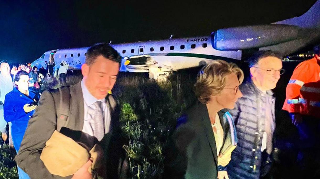 Самолетът, в който се намираше френски министът излезе извън пистата при кацане