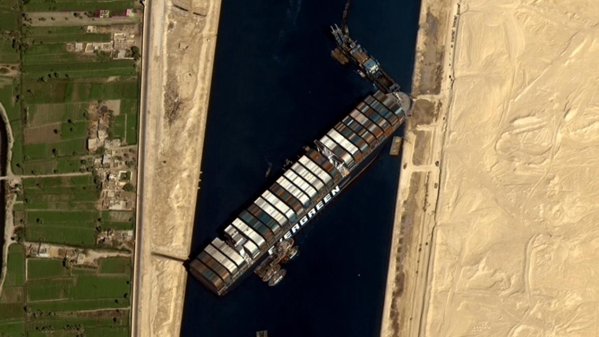 Операцията в Суецкия канал продължава...