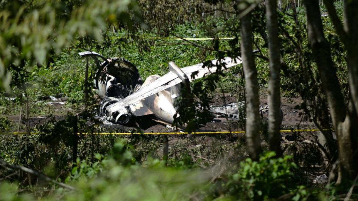 شش نفر در نتیجه سقوط یک هواپیمای نظامی در مکزیک کشته شدند