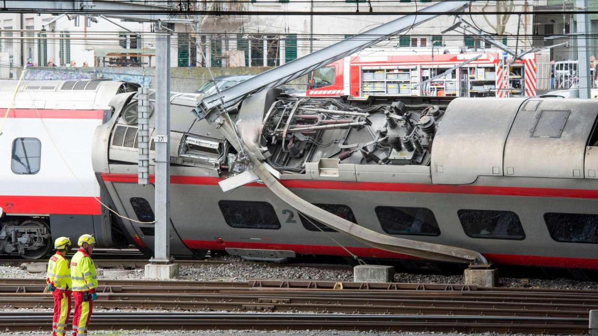 Milano, deraglia treno, tre morti