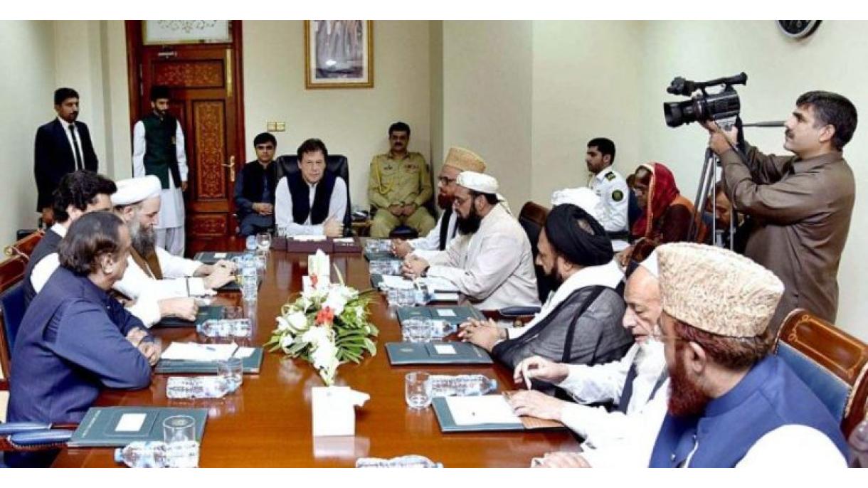 ملک کے تمام صوبوں میں یکساں بنیادی نظام تعلیم اور نصاب تعلیم متعارف کروانے پرغور : عمران خان