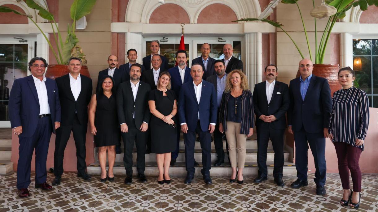 Çavuşoglu elogia el éxito de las personas de negocios turcas en el exterior