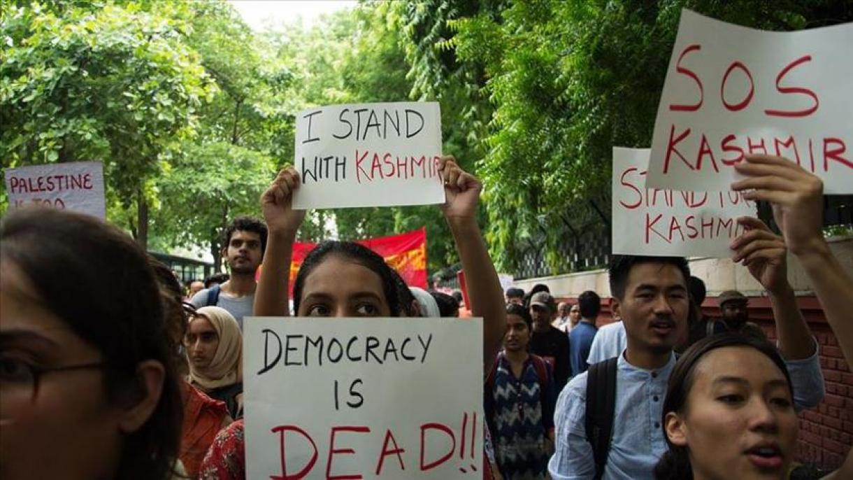 Protestos pelo levantamento do estatuto especial de Jammu e Cachemira
