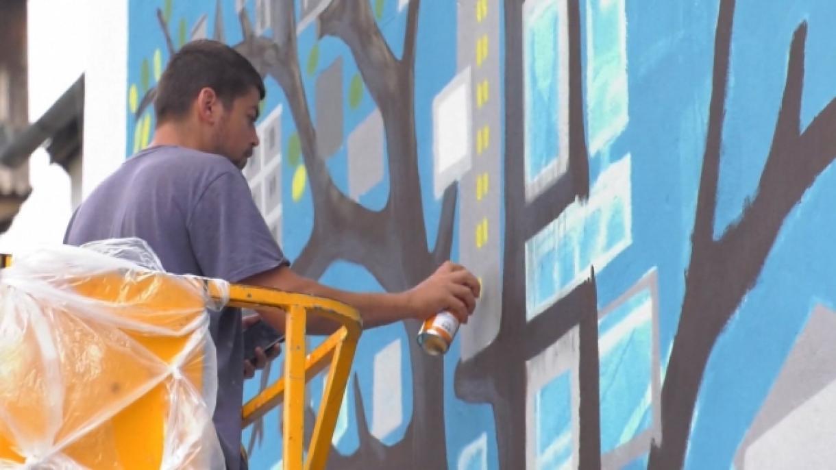 Уличните фестивали што започнаа во Романија беа сцена на шарени слики