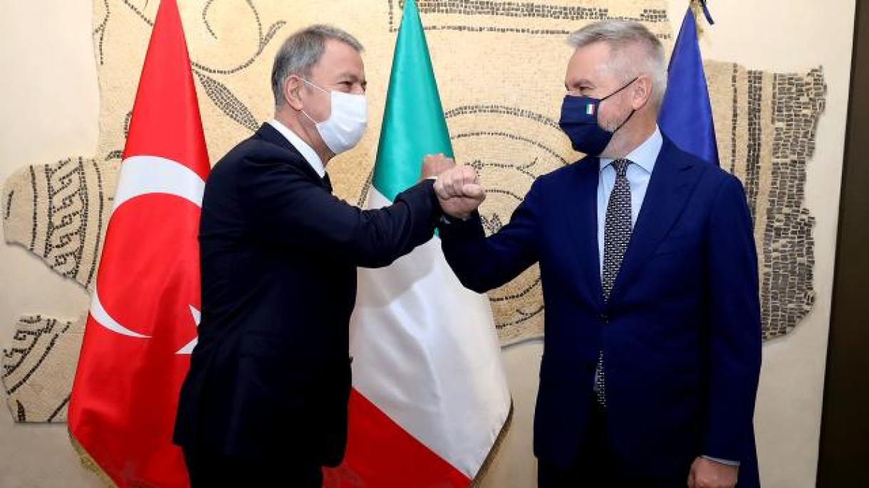 Hulusi Akar italiyalı həmkarı ilə görüş keçirib