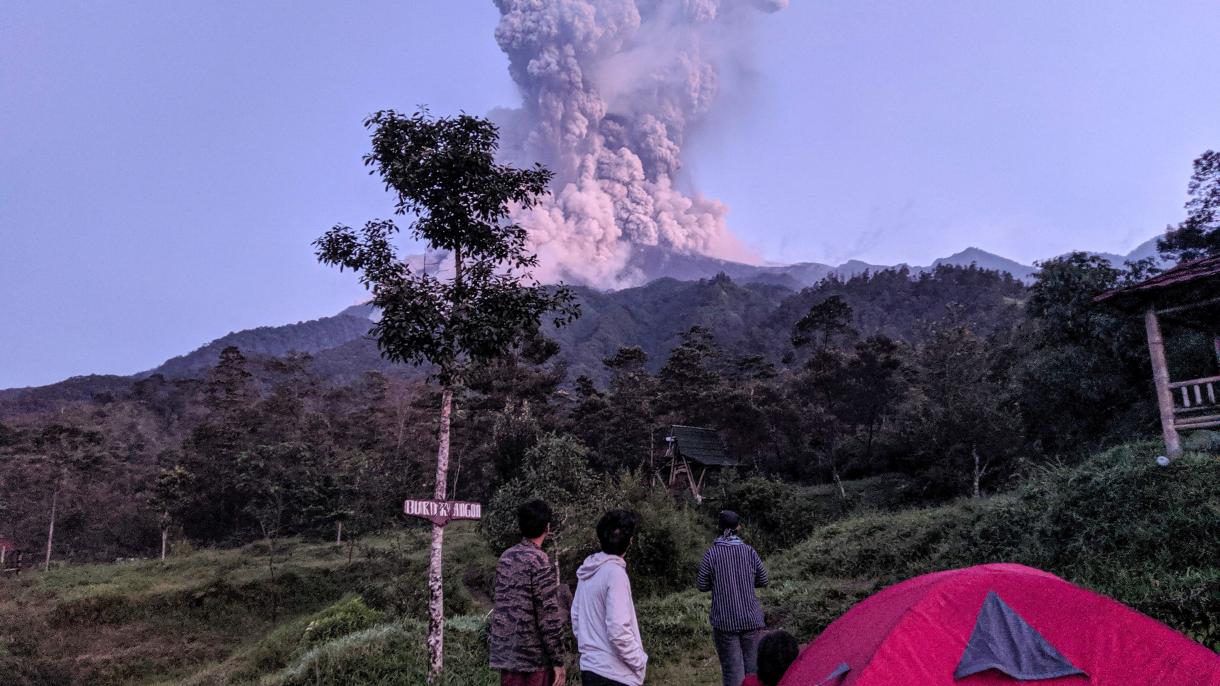 El volcán Merapi hace erupción en Indonesia