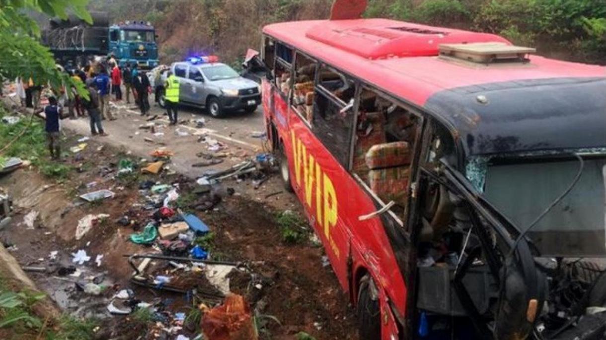 İki avtobusun toqquşması nəticəsində 60-dan artıq sərnişin ölüb