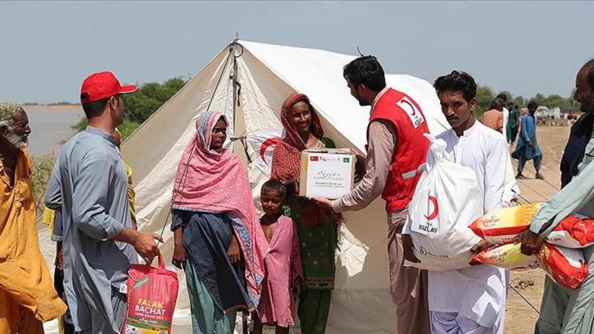 土耳其红新月会为巴基斯坦灾民送去帐篷和援助物资
