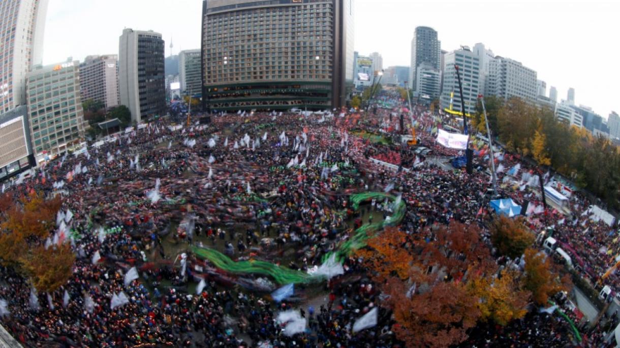 Milhares de pessoas protestam pedindo a renúncia da presidente sul-coreana