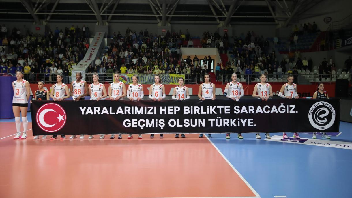 Fenerbahçe Opet ecz deprem pankart.jpg