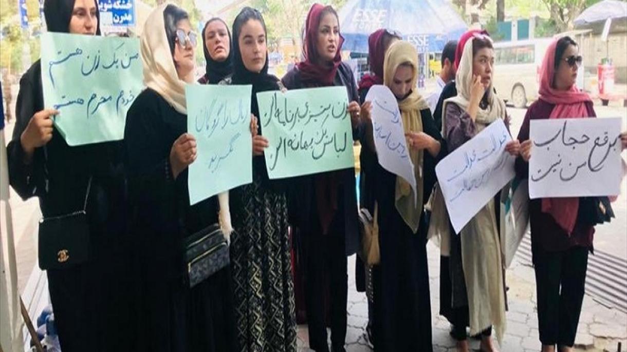 زنان افغان در اعتراض به فرمان جدید طالبان درباره حجاب تجمع کردند