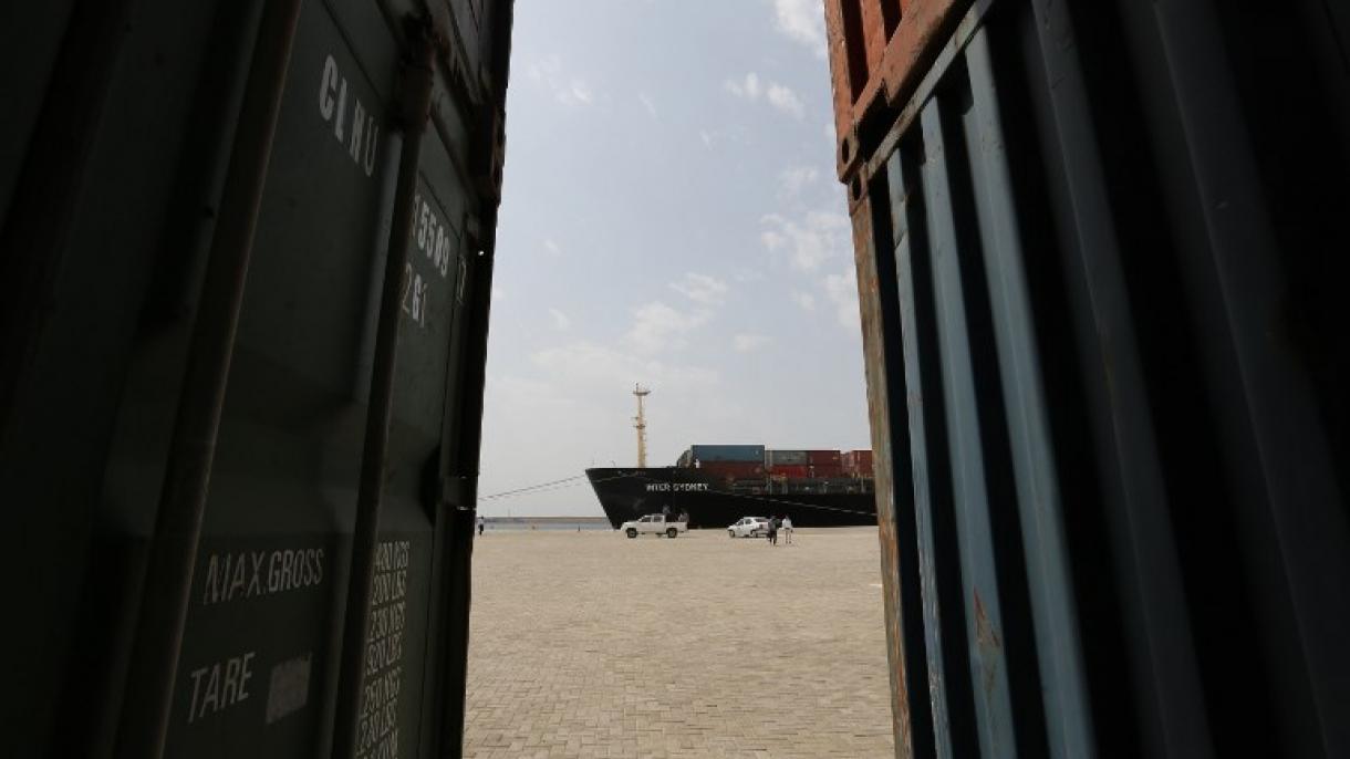 Un barco de carga con 153 contenedores se hundió en Irán