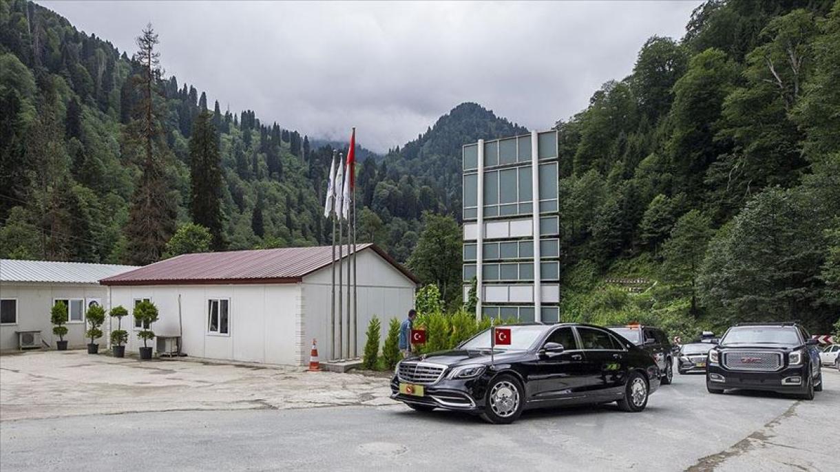 El presidente Erdogan examina in situ las obras en la Meseta de Ayder, Rize