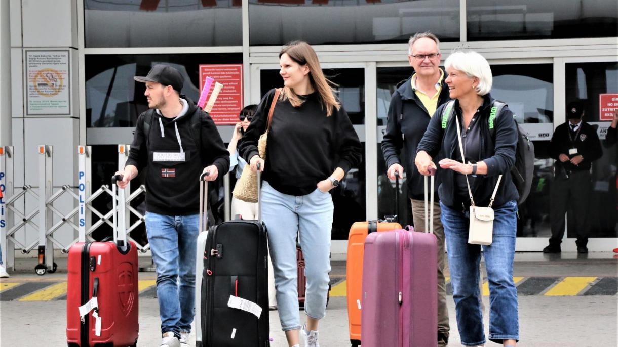 Antaliyağa hawa yulı belän kilgän turistlar