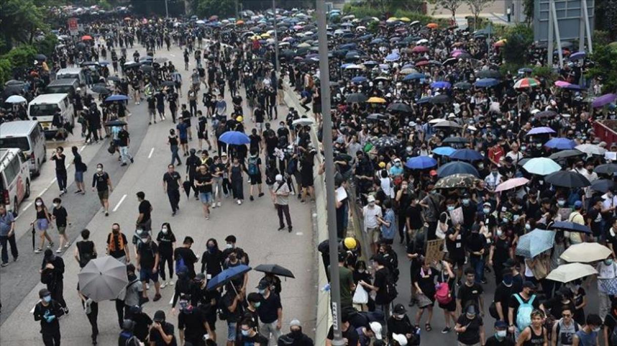 港警与反送中示威者对峙