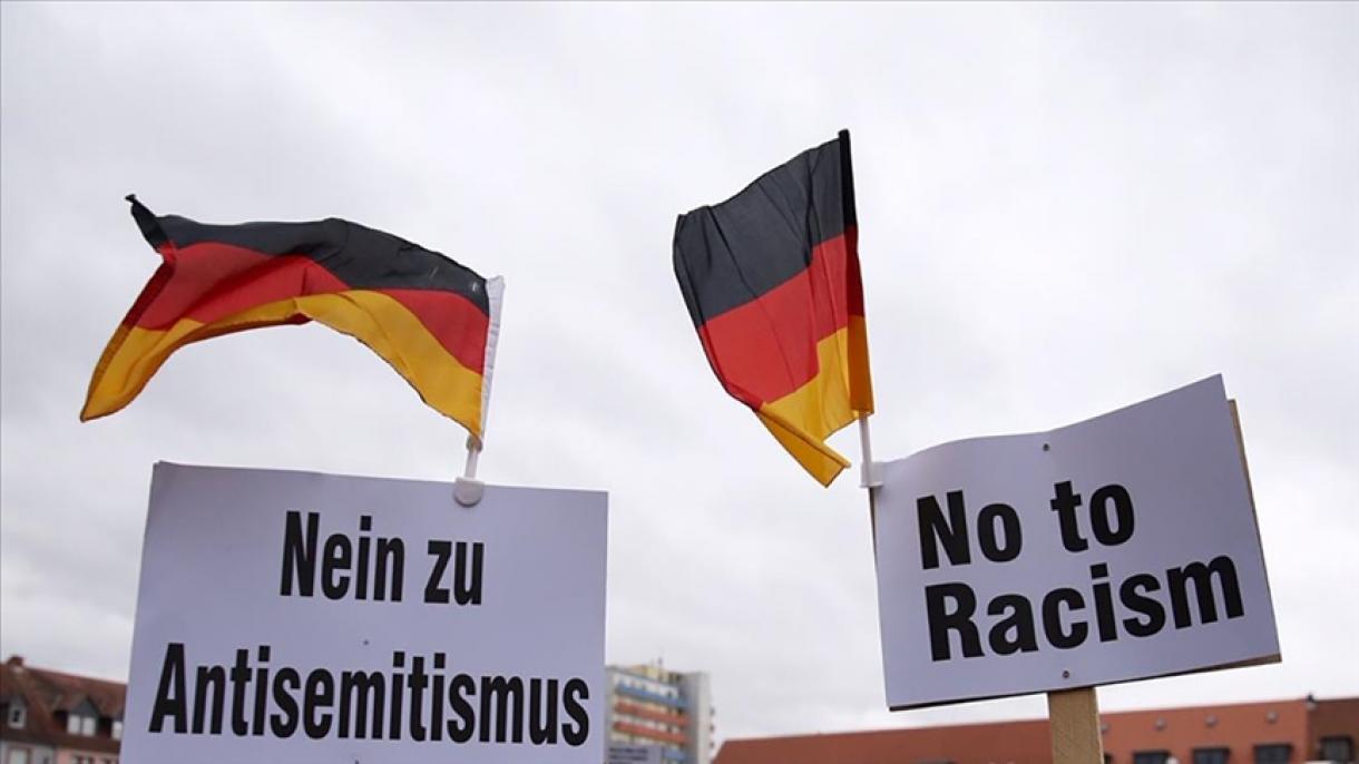 Számos ember tüntetett a rasszizmus ellen Németországban