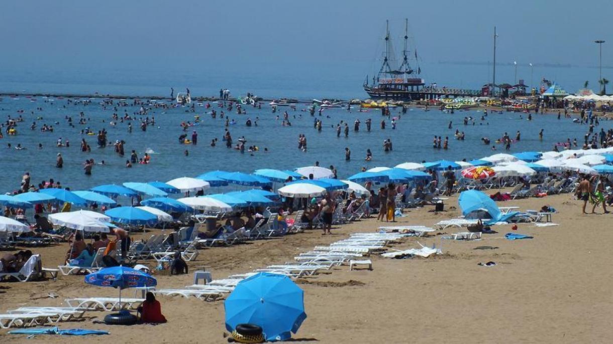 España deja atrás en julio por primera vez la barrera de 10 millones de turistas