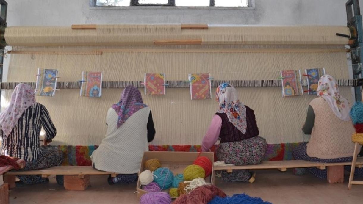 Demirci qəsəbəsində istehsal olunan əl işi xalçalar Uzaq Şərq bazarında