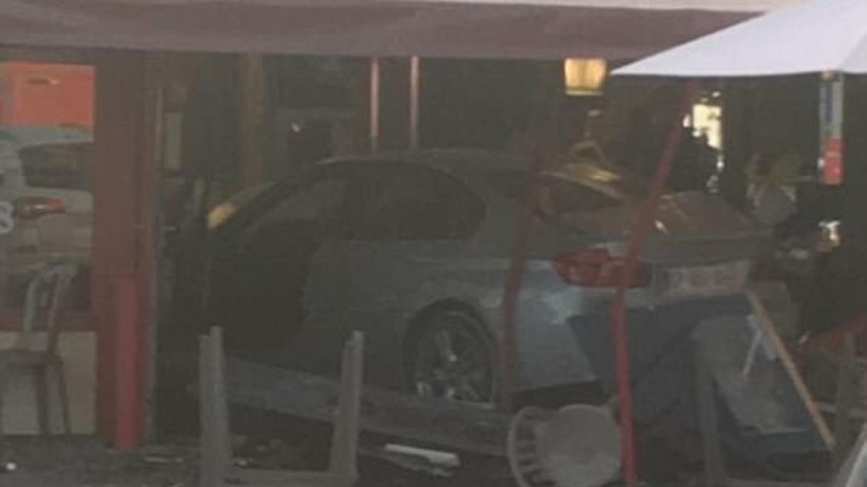 یک خودرو عمدا وارد یک رستوران در پاریس شد