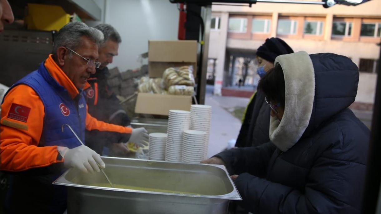 灾难和应急管理署为战争受害者提供热餐食。