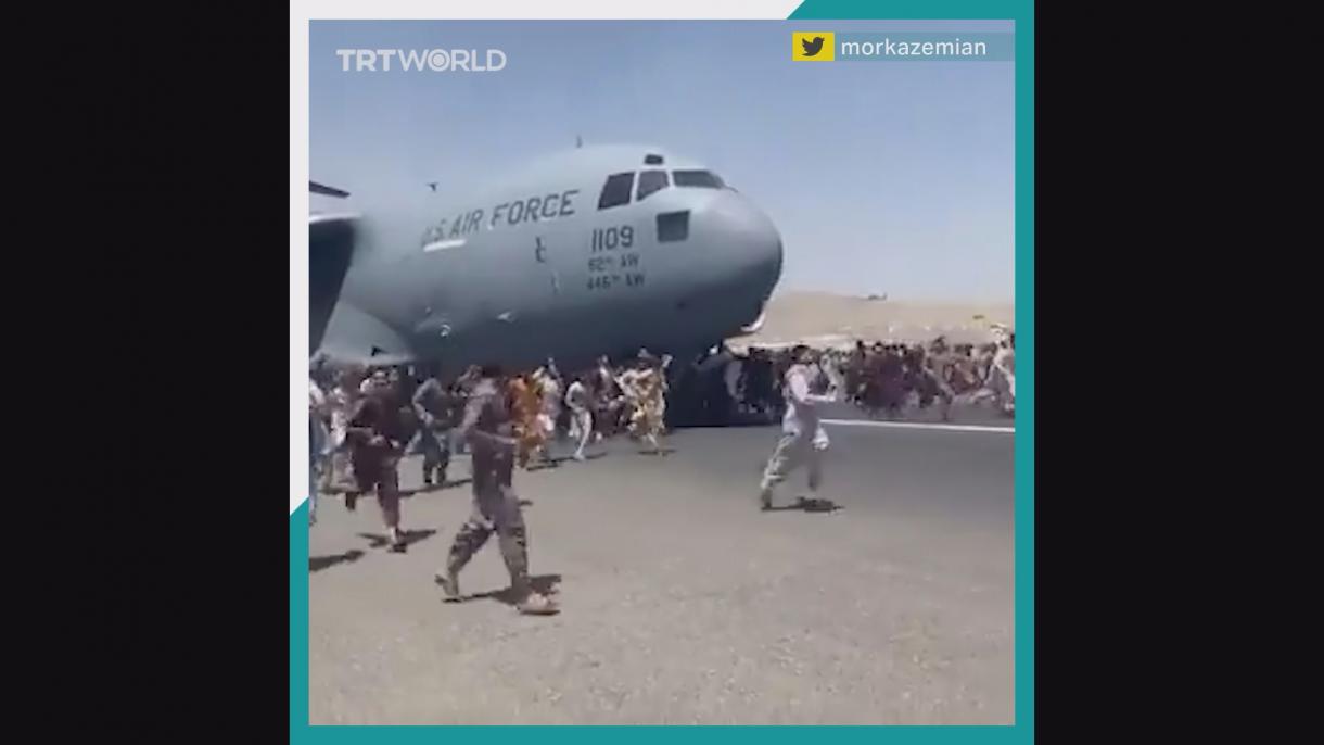 چنگ زدن افغان‌ها به سپر هواپیمای نظامی آمریکا