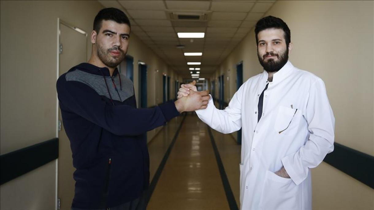 Paciente que recibió trasplante de brazos en Turquía pudo estrechar la mano de su médico