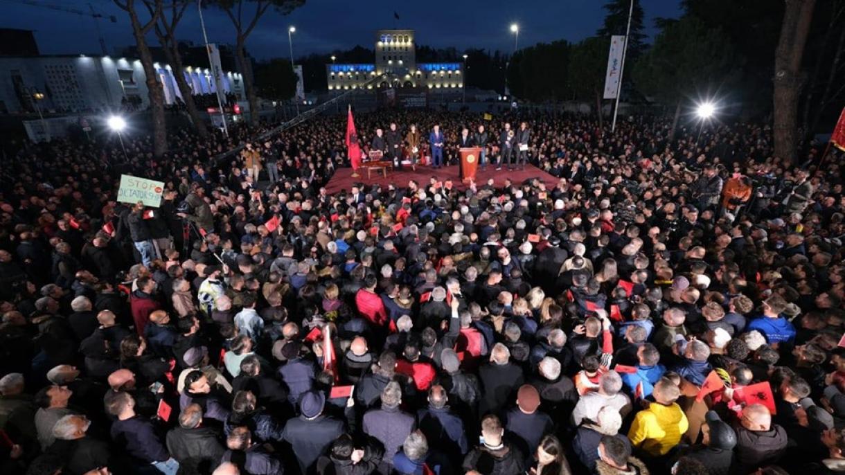 Arnavutluk Cumhurbaşkanı İlir Meta_eylem3.jpg