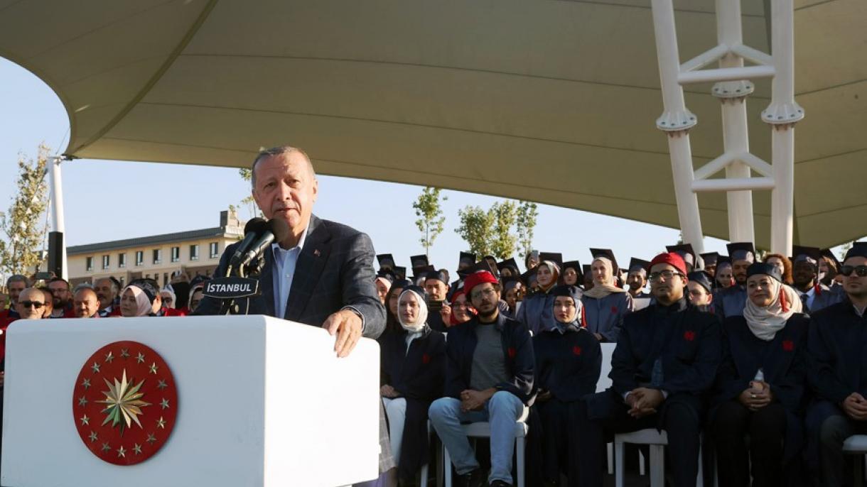 جمهور باشقانی اردوغان ابن خلدون اونیورسیته‌سی‌‌نین دیپلوما آلما مراسیمینه قاتیلیب