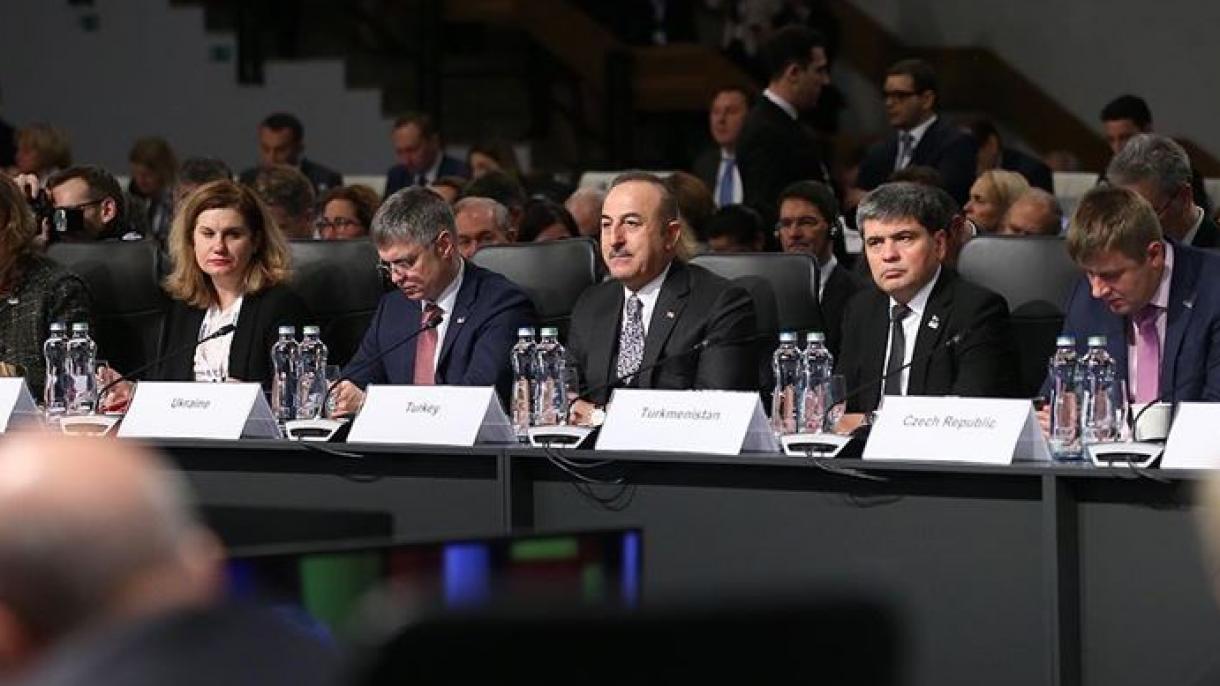 Çavuşoğlu ha advertido OSCE contra la banda terrorista FETÖ
