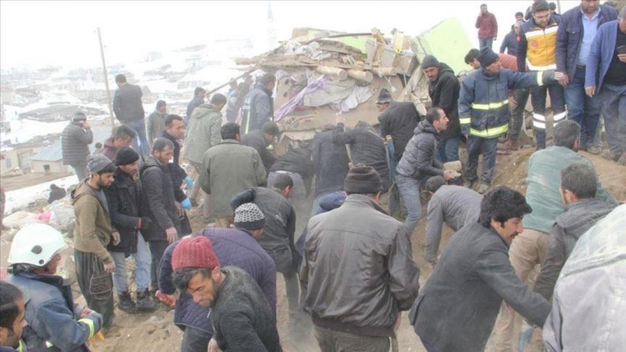 Um terremoto de 5,7 graus deixa mortos em Van na Turquia